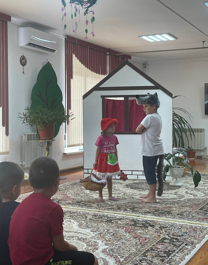 Театрализованная постановка сказки "Красная шапочка"